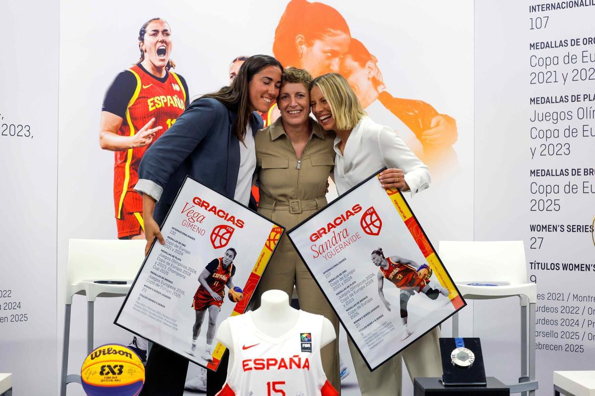 Vega Gimeno junto a Elisa Aguilar y Sandra Ygueravide