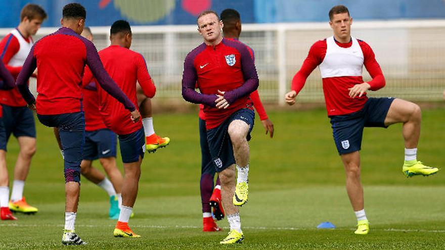 Wayne Rooney, de frente, durante el entrenamiento de Inglaterra.