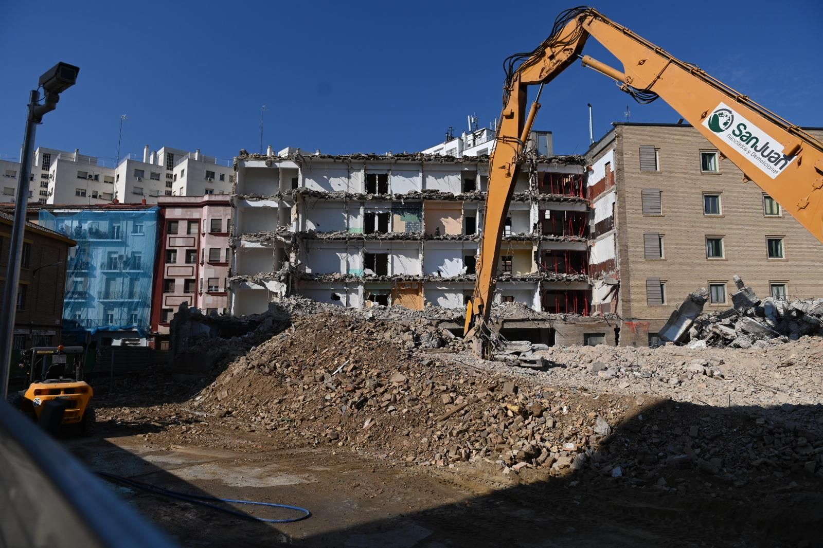 En imágenes | Así avanzan las obras de derribo de la comisaría de Mayandía