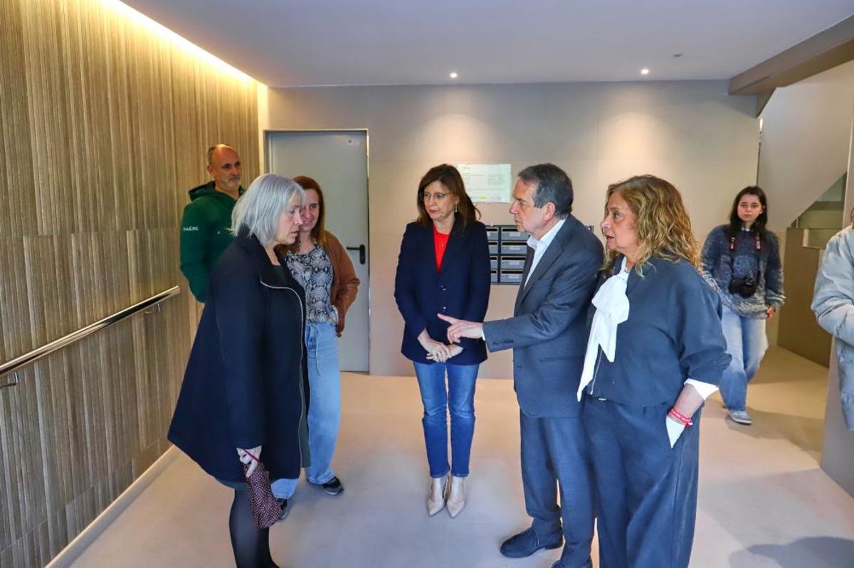 Caballero, Caride, Silva y Rodríguez, en una de los edificios rehabilitados con el Plan Barrios.