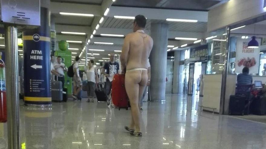 Viel nackte Haut am Freitag am Airport Mallorca.