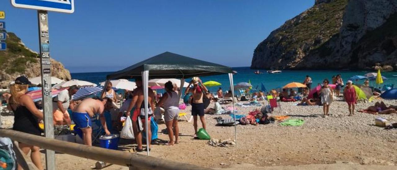 Una carpa montada este domingo en una cala de Xàbia | A. P. F.