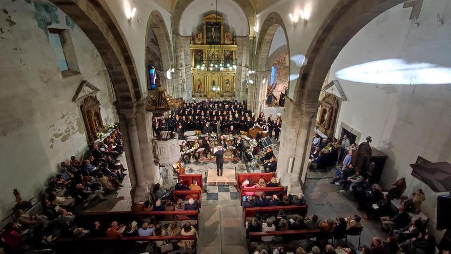 VÍDEO: El Monasterio de Cornellana llena su silencio milenario con una monumental cantata