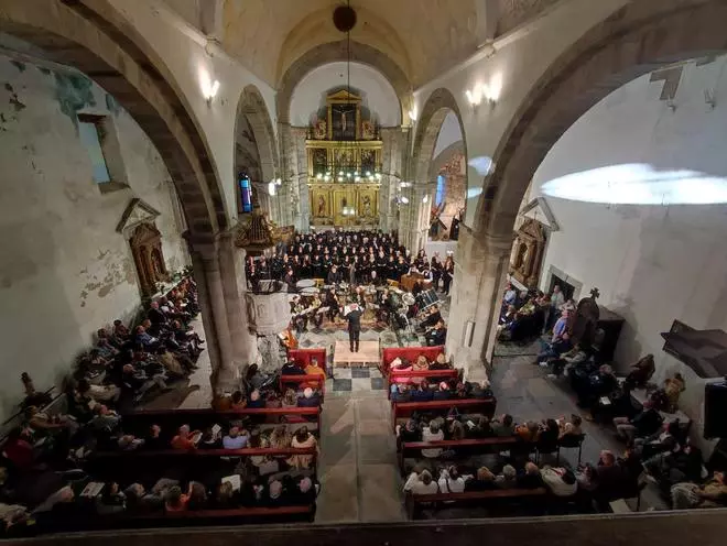 VÍDEO: El Monasterio de Cornellana llena su silencio milenario con una monumental cantata