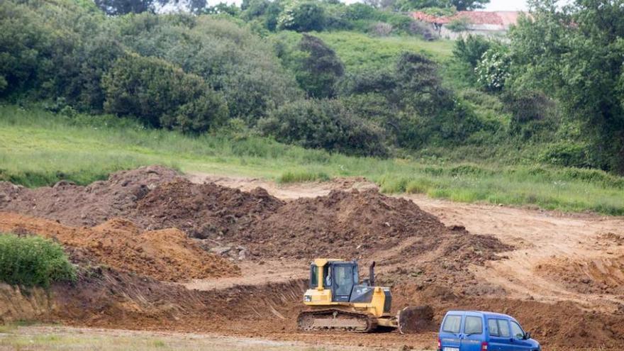 Máquinas trabajando en los terrenos de La Mofosa, donde se celebrará el concurso hípico en verano.