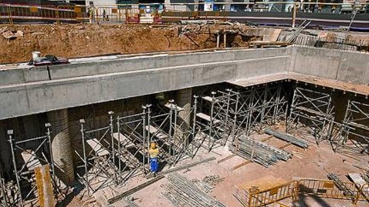 Obras de ampliación del vestíbulo de la estación de Virrei Amat, ayer.