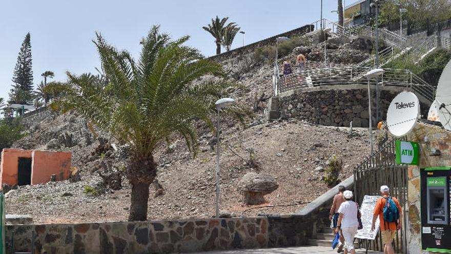 Ladera que une el Paseo Costa Canaria con el Anexio II, donde se construirá el ascensor.