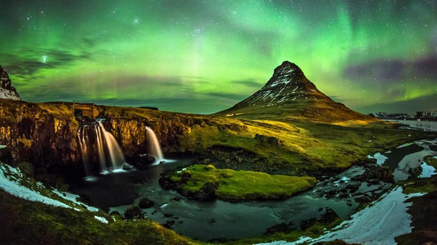 Aurora boreal en la montaña Kirkjufell, Islandia.