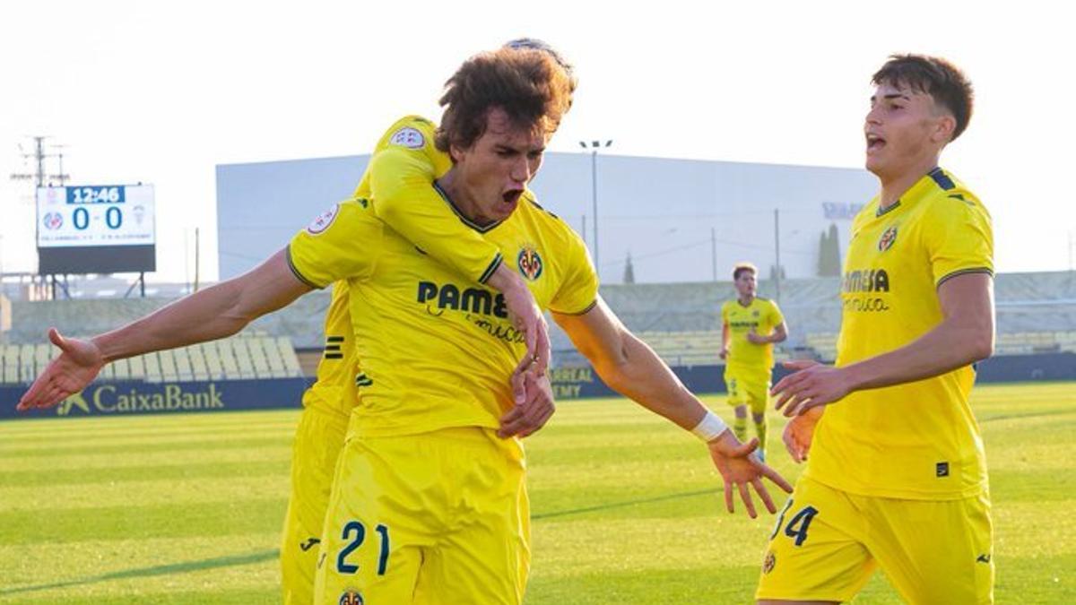 Slavy, jugador del Villarreal B, celebra el primer tanto de su equipo en el partido disputado ante el Alcoyano, ayer.