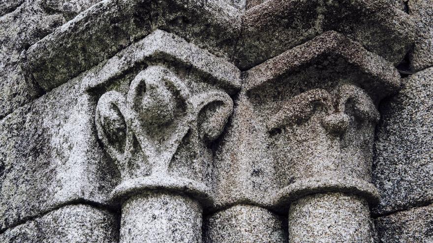 Decoración de los capiteles de San Mamede de Moldes