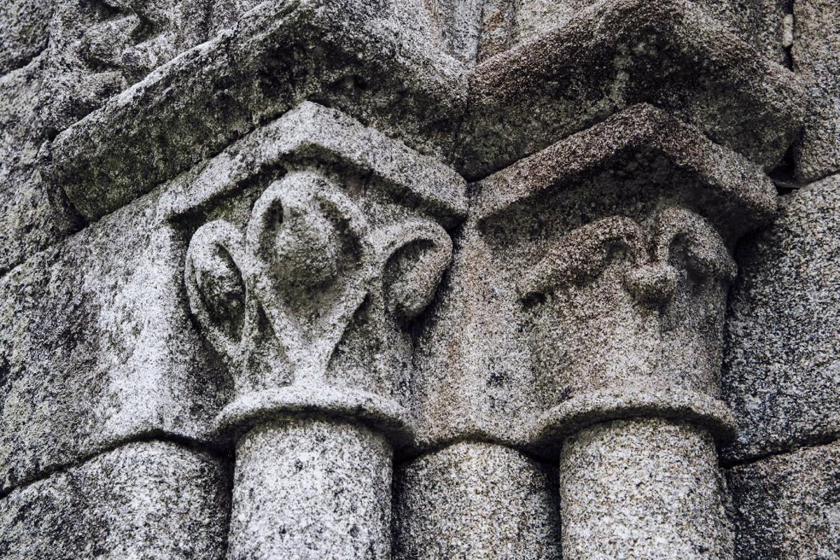 Decoración de los capiteles de San Mamede de Moldes