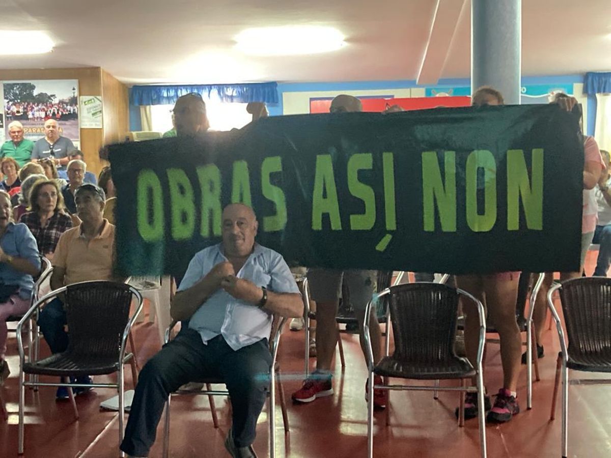 Una de las pancartas desplegadas por elgrupo de vecinos críticos que parece abanderar David Filgueira. Sentado delante, el concejal delegado del Rural, Juan Otero.