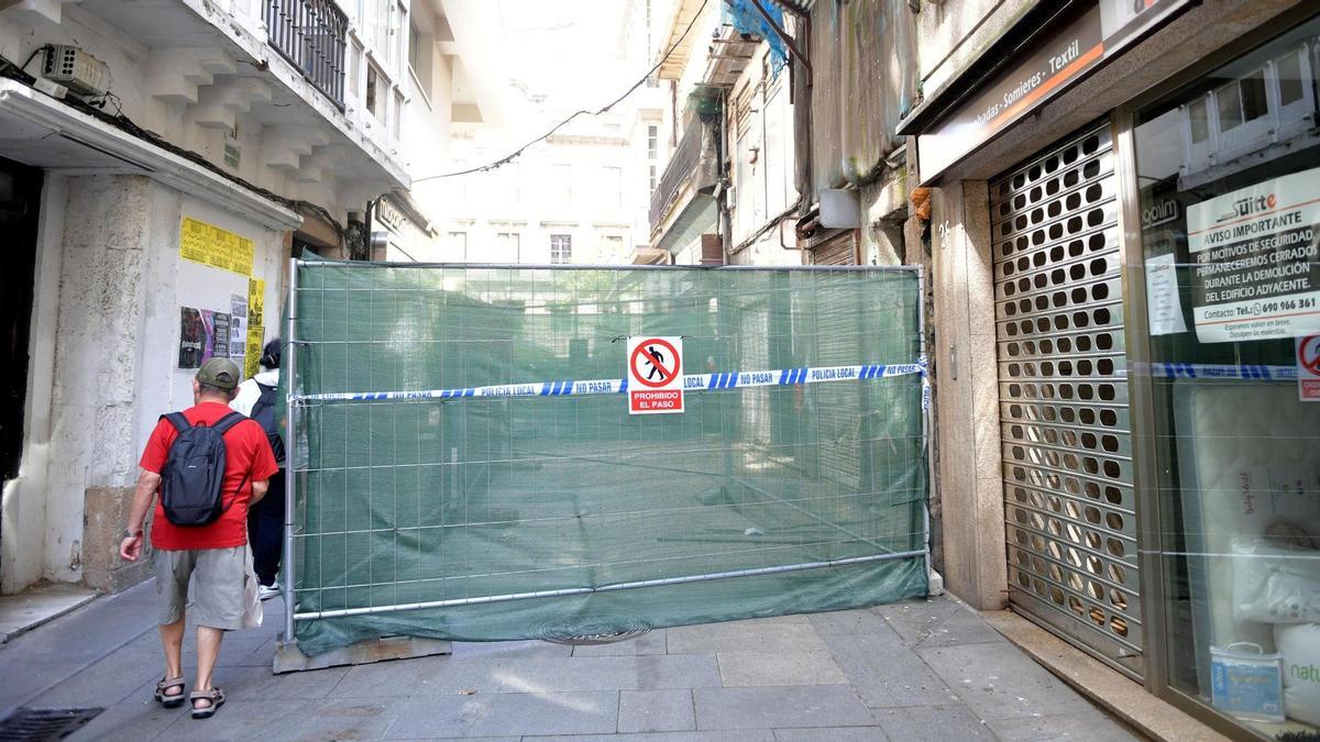 La calle San Nicolás cortada por el riesgo de derrumbe de la cubierta del edificio del número 34