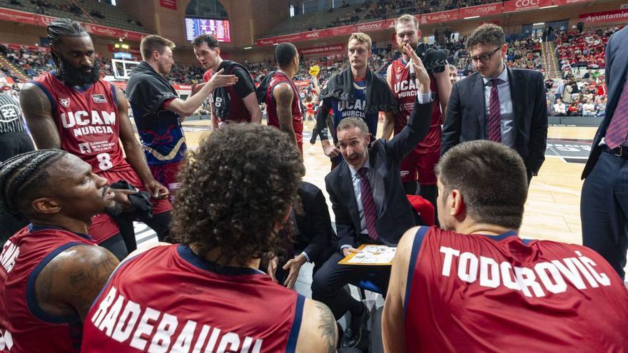 Sito Alonso da instrucciones ante el Obradoiro en el último partido en el Palacio.