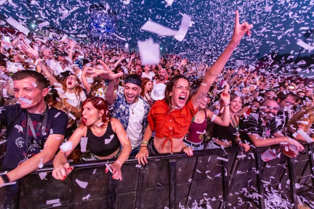 El plato fuerte de la primera jornada del festival fue la actuación de los británicos Foals al filo de la medianoche.