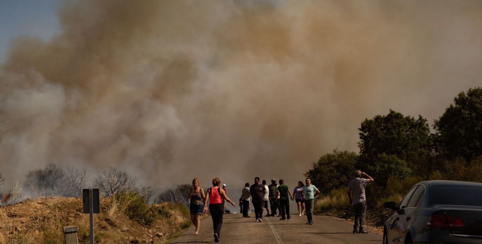 Vecinos de Escober y San Martín observan el fuego