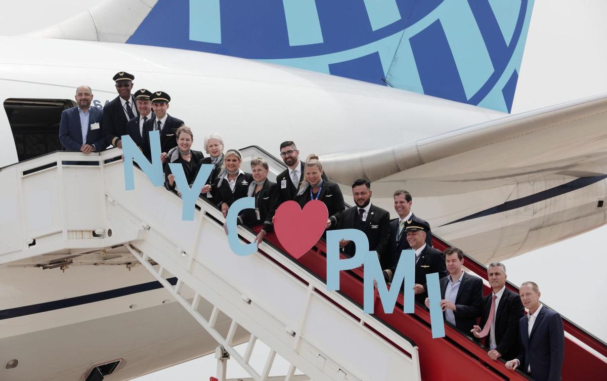 La tripulación del primer vuelo Palma-Nueva York, durante la presentación oficial en Son Sant Joan en el año 2022.
