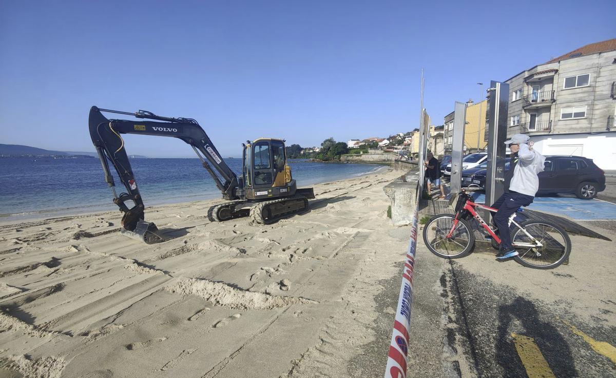 La excavadora, ayer, trabajando sobre la playa. | FDV