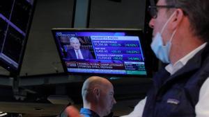 Un operador de Wall Street contempla el discurso del presidente de la Reserva Federal, Jerome Powell, en Jackson Hole el año pasado.