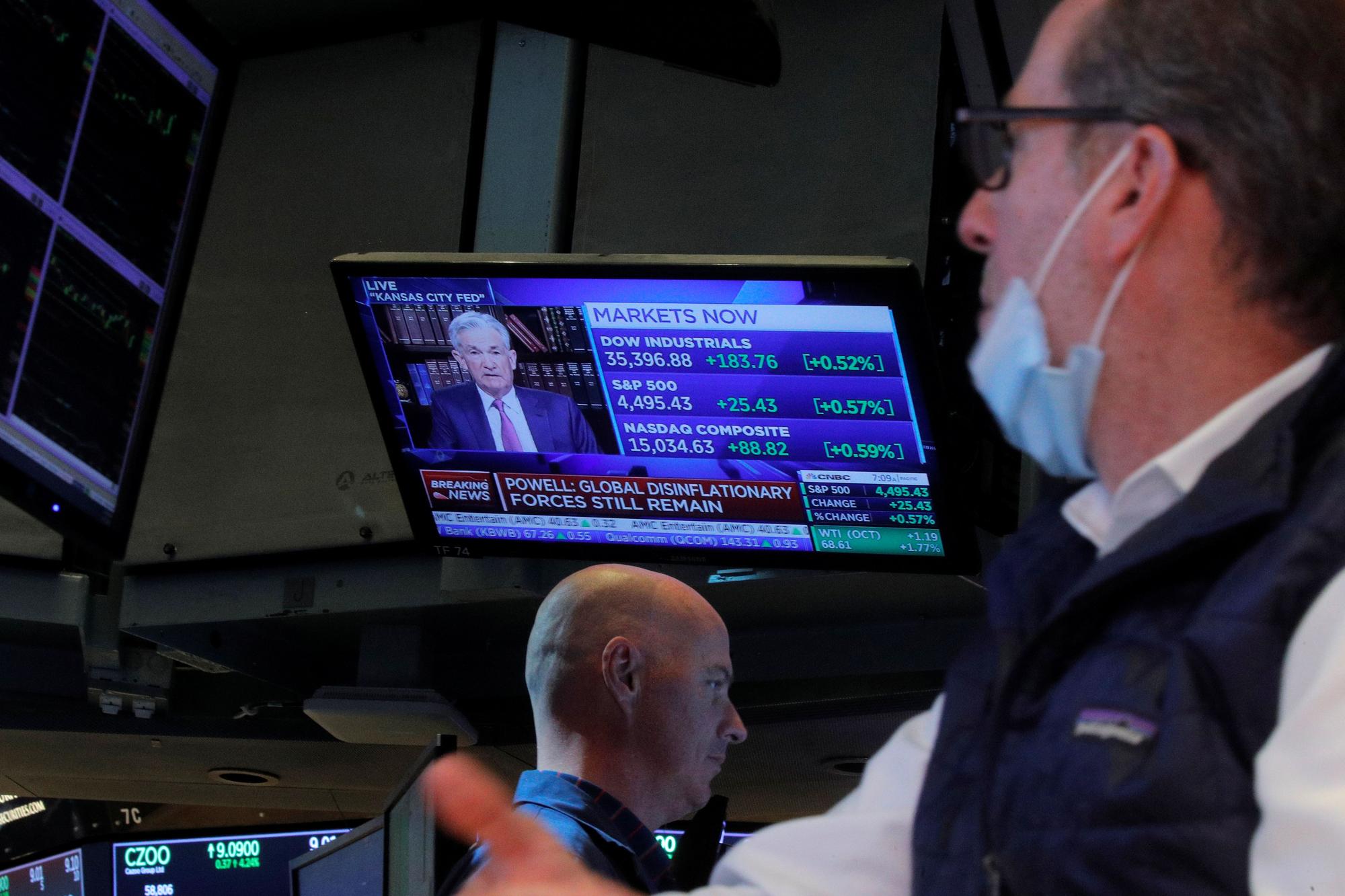 Un operador de Wall Street contempla el discurso del presidente de la Reserva Federal, Jerome Powell, en Jackson Hole