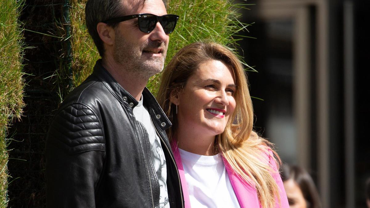 Archivo - Carlota Corredera y su marido Carlos de la Maza pasean por las calles de Vitoria, a 26 de marzo de 2022, en Vitoria-Gasteiz, País Vasco (España).