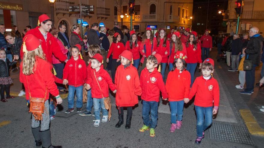 Los Moros y Cristianos han recorrido hoy las calles de Elche en su &quot;Entraeta&quot;.