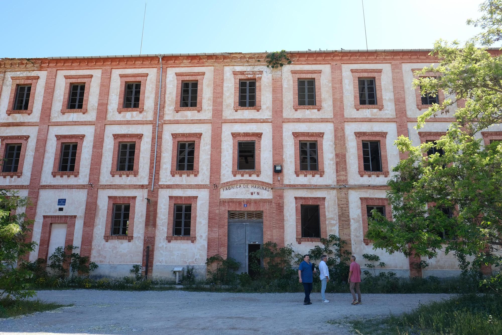 La fábrica de harina, de tres plantas y con un almacén para el trigo, tenía el nombre de "La Lucha"