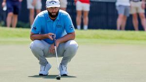 Jon Rahm estudia un putt en la segunda jornada del Tour Championship, en Atlanta