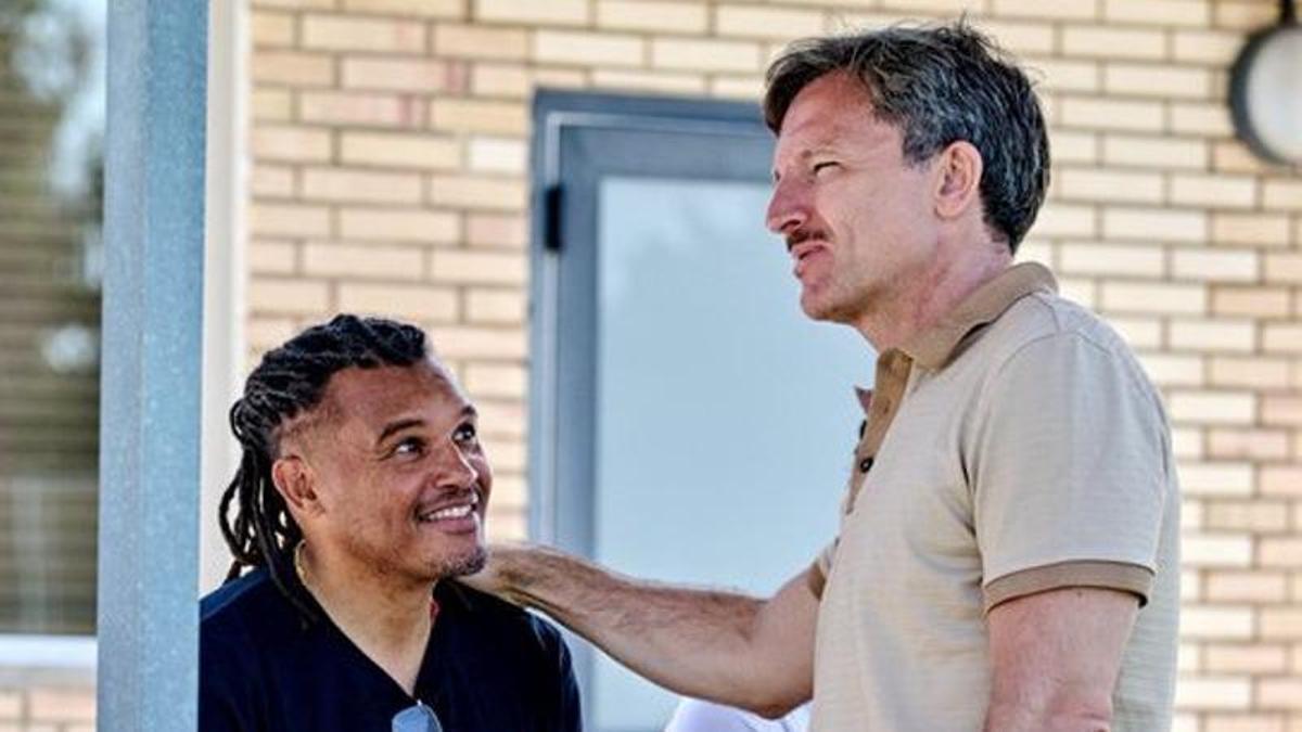 Wooter, a la izquierda, junto al director deportivo Lalo Arantegui en la Ciudad Deportiva.