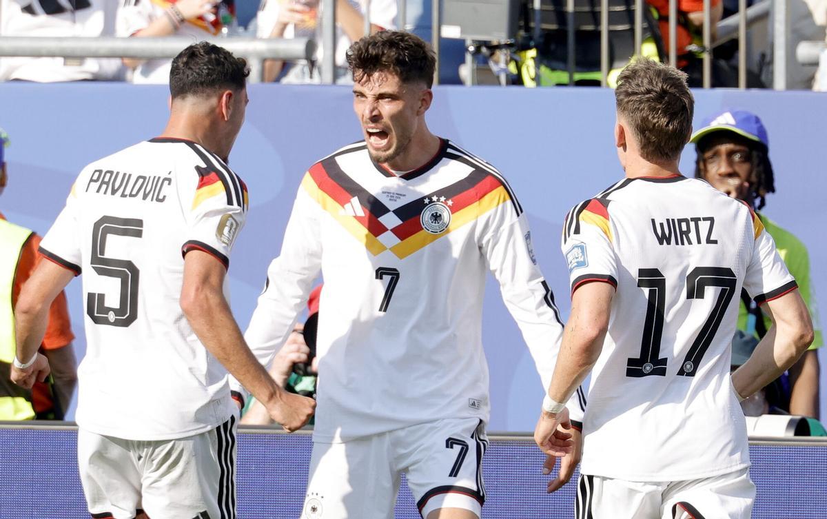 Kai Havertz recibe las felicitaciones de Pavlovic y Wirtz tras anotar el 1-1 en el Alemania-Paraguay disputado en Boston.