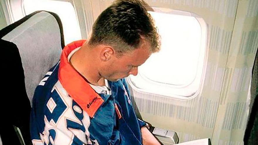 Dennis Bergkamp, en el avión de la expedición holandesa al Mundial de Estados Unidos.
