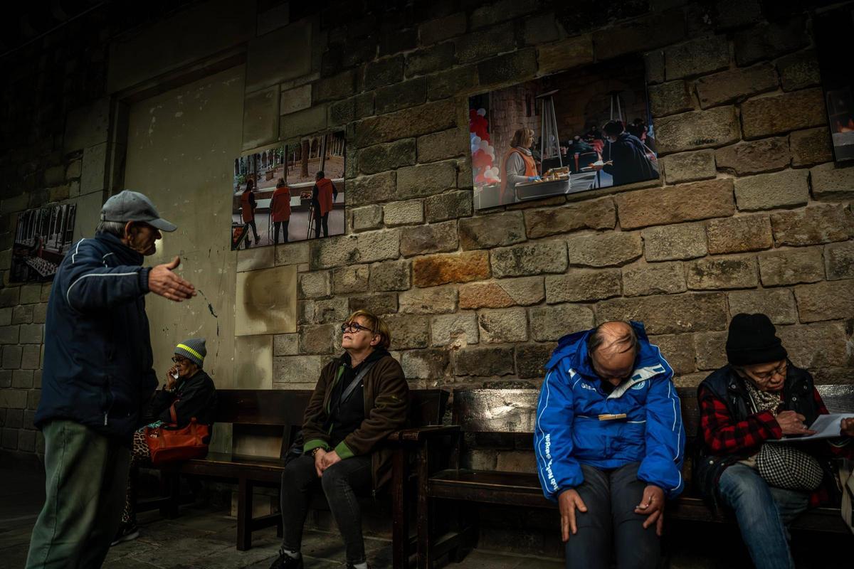 Usuarios esperando el momento en que las voluntarias y voluntarios esperando en el interior de la parroquia a que esté listo el desayuno.