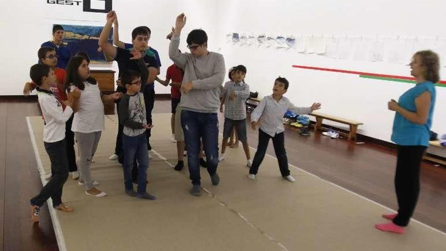 Pacheco durante el taller de danza. // Alba Villar