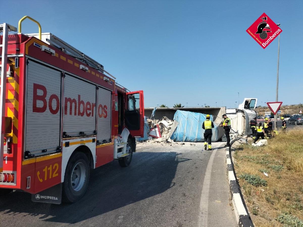 Bomberos y Policía Local en el lugar del accidente