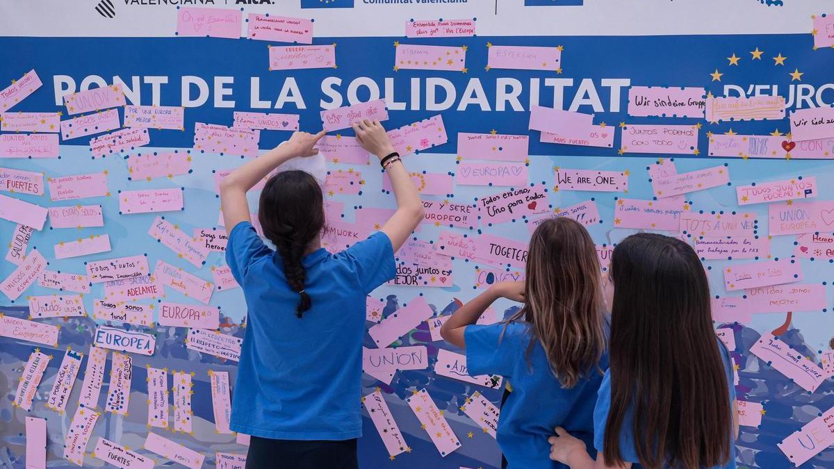 Alumnas reflejan mensajes de unidad europea en el panel del «Pont de la Solidaritat».