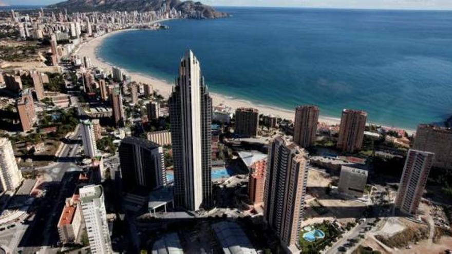 En el centro de la imagen del litoral de Benidorm se aprecia la silueta del Bali.