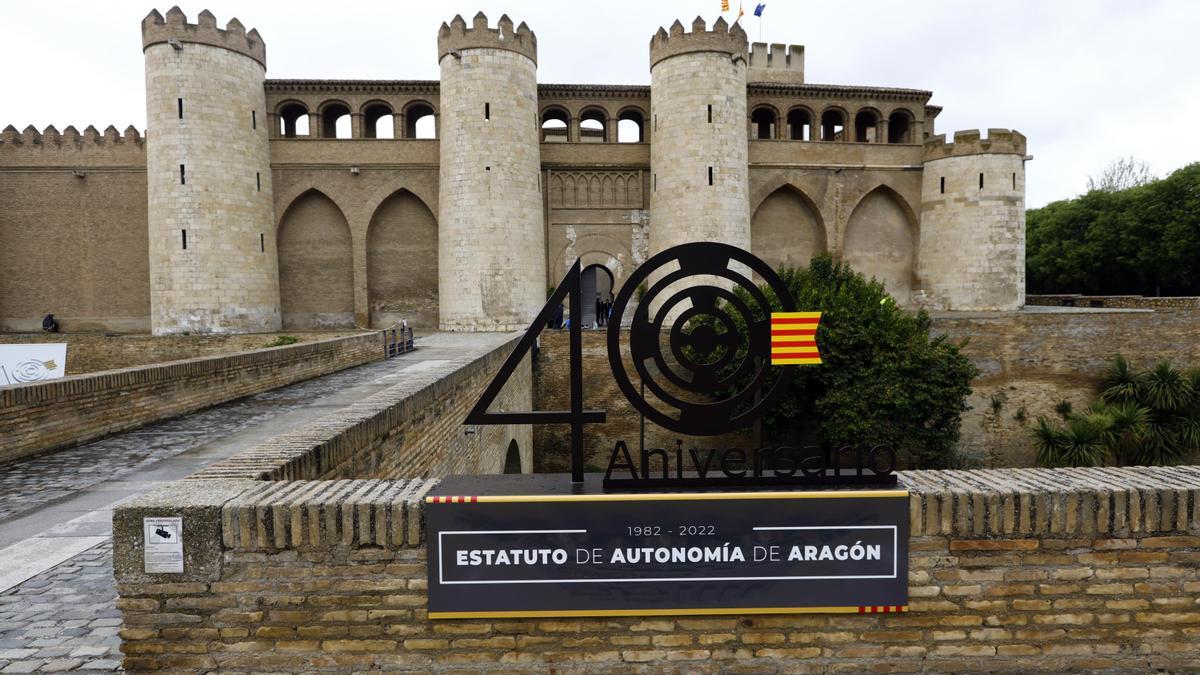 Los derechos, libertades y deberes de los aragoneses y aragonesas son los establecidos en la Constitución y en el Estatuto aprobado en 2007.