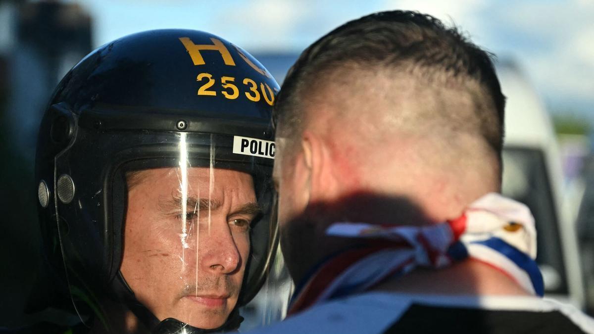 Cientos de personas se enfrentan a la policía en el Reino Unido tras la muerte del joven Henry Nowak a manos de un hombre sij