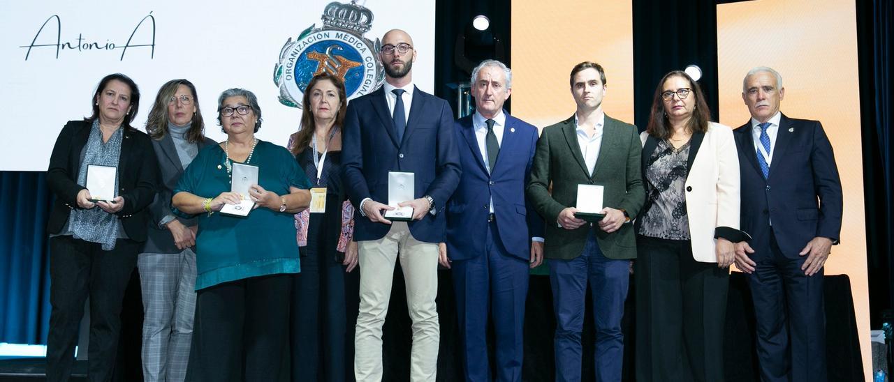 Entrega de medallas a familiares de los cuatro médicos fallecidos en Córdoba durante la pandemia del covid.