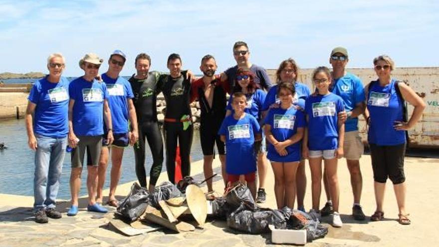 Els voluntaris, després dels treballs de neteja.