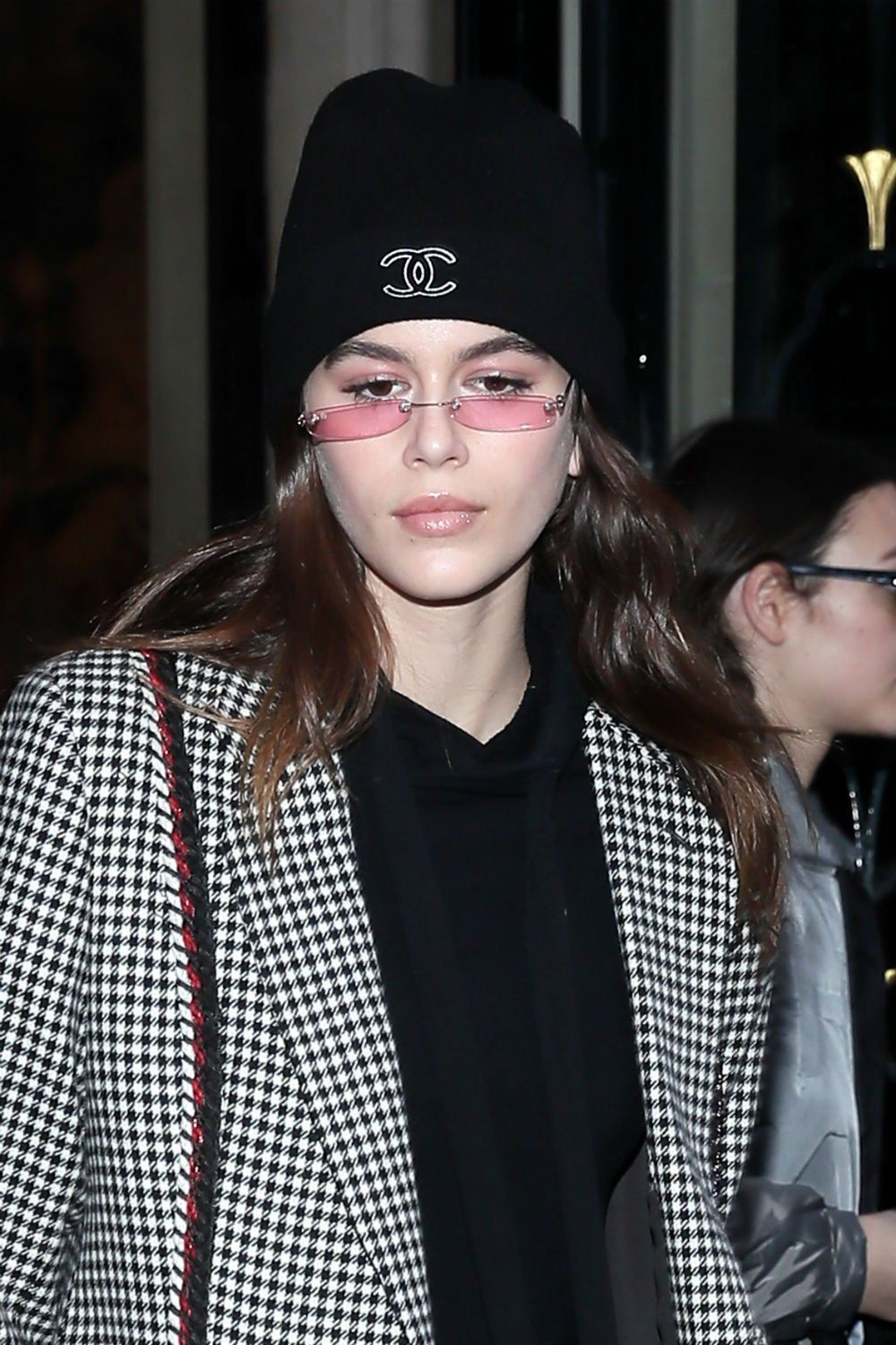 Blazer + zapatillas, la combinación perfecta de Kaia Gerber Stilo