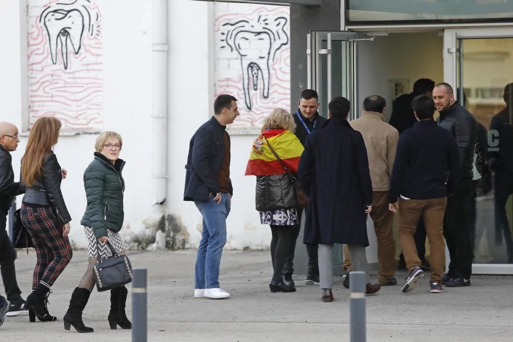 Uns 300 antifeixistes protesten davant El Canal per l''acte de Vox i reclamen que no se''ls cedeixi espais