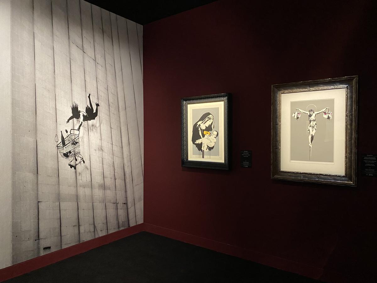 Varias obras de Bansky en el Disseny Hub Barcelona.