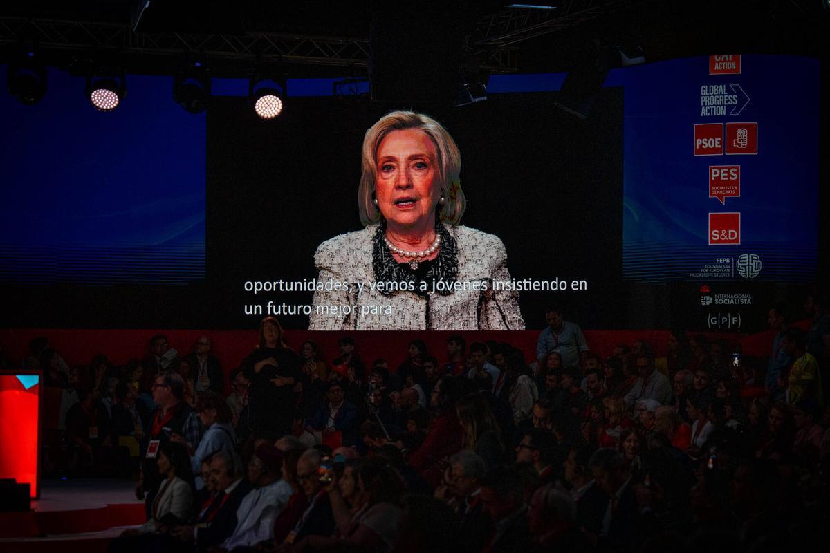 La exsecretaria de Estado de EEUU Hillary Clinton interviene en el plenario del Global Progressive Mobilisation en Barcelona