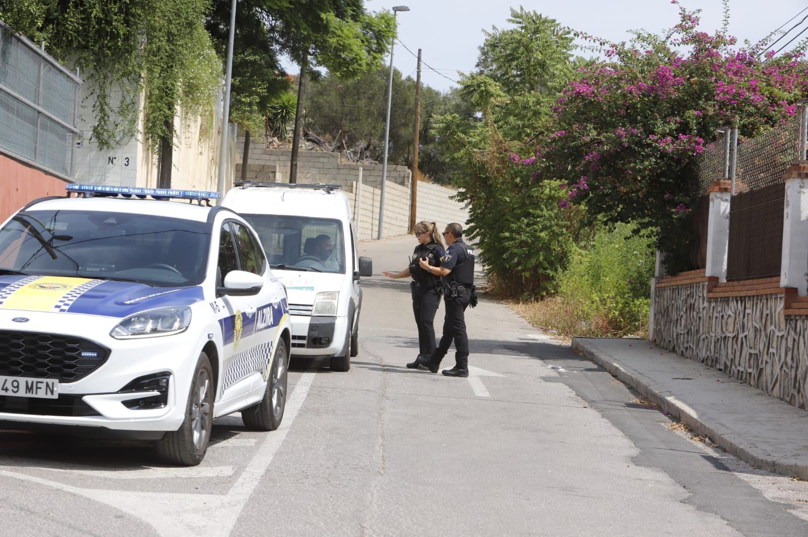 Un hombre armado se atrinchera en su chalet en Alzira