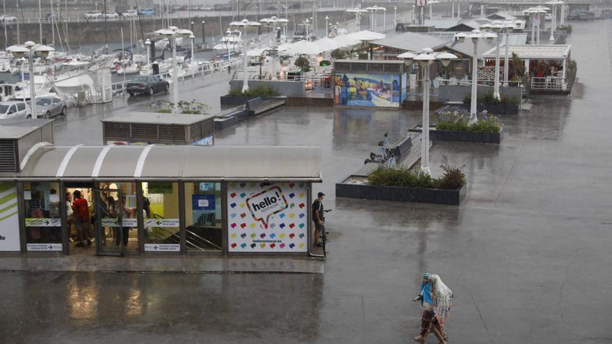 VÍDEO: La lluvia llega a Gijón de forma inesperada tras un día de altas temperaturas