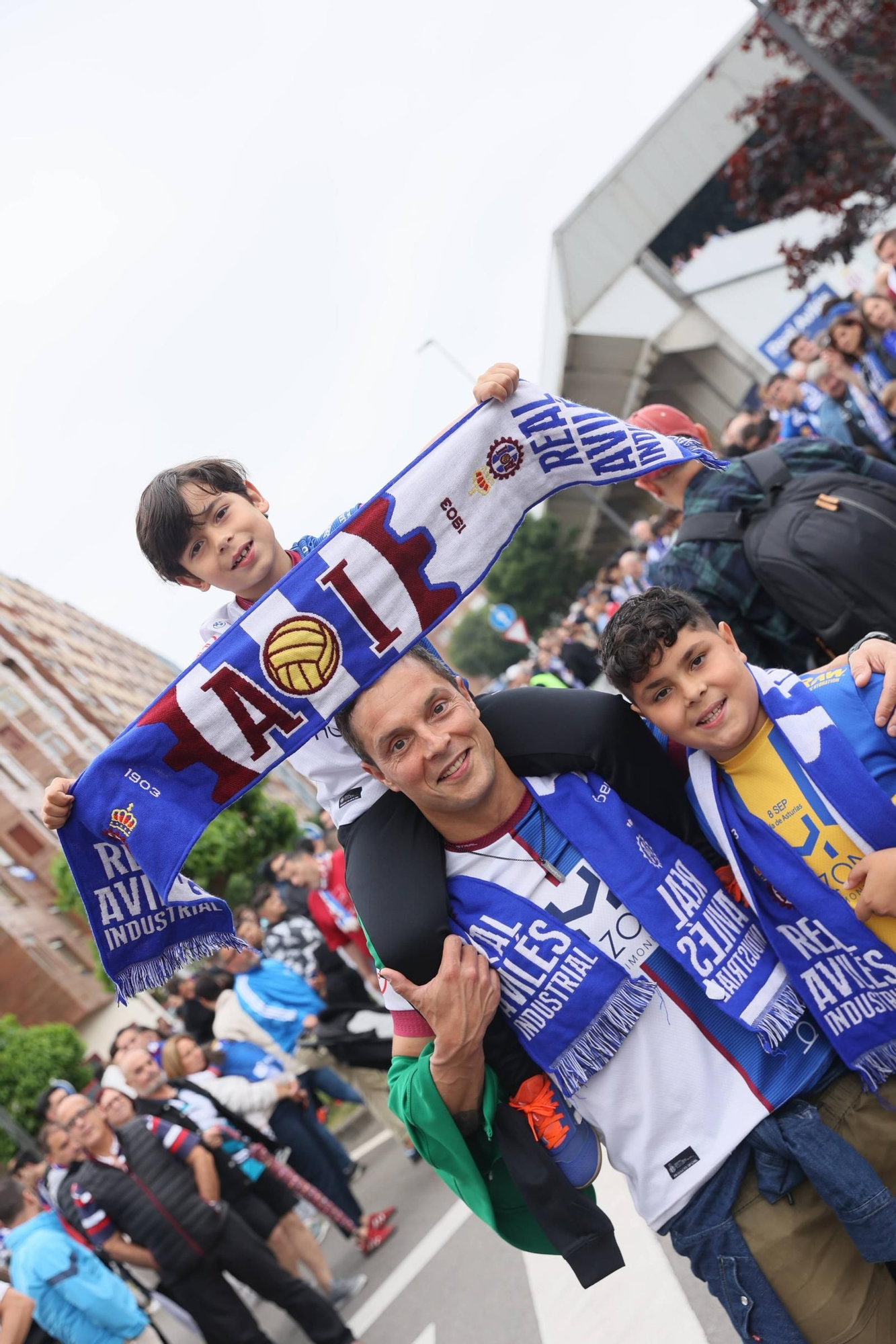 EN IMÁGENES: Avilés se tiñe de blanquiazul para la final por el ascenso ante el Rayo Majadahonda