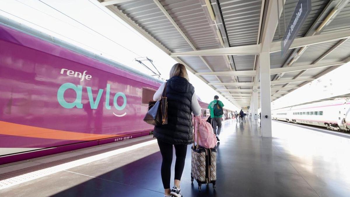 Pasajeros suben al primer Avlo con destino Madrid desde Alicante.