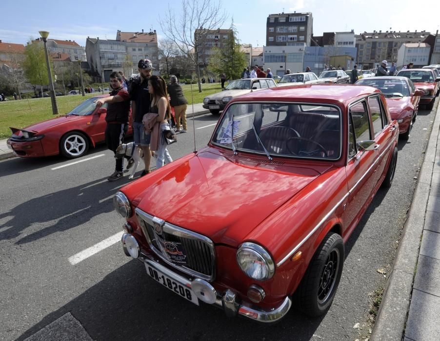 Decenas de automóviles de otras épocas tomaron las calles de Lalín con motivo de la VIII Ruta de Coches Clásicos do Cocido.