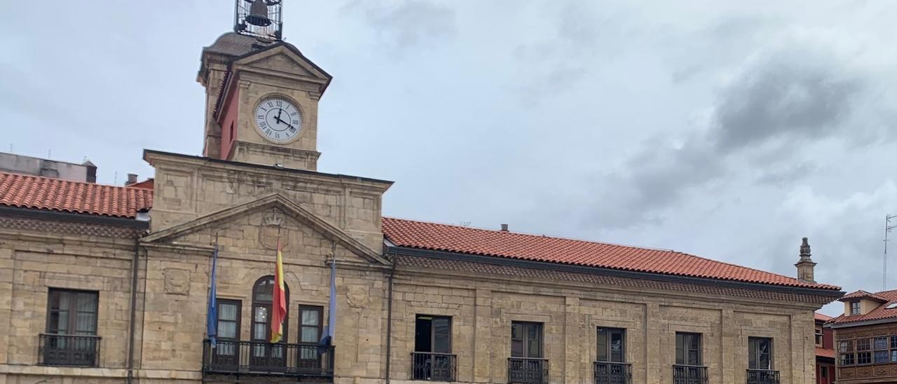 La fachada del Ayuntamiento de Avilés, sin la bandera de Europa.